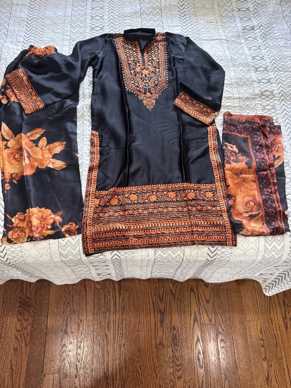 Silk 3 Pc Suit,Embroidered Chiffon Dupatta-L Pakistan Indian